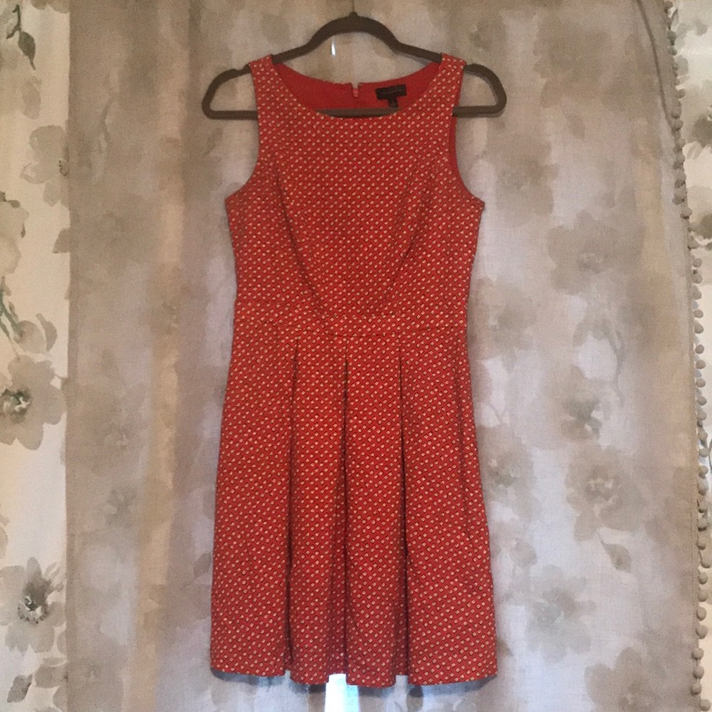 Pink with white diamond pattern detail